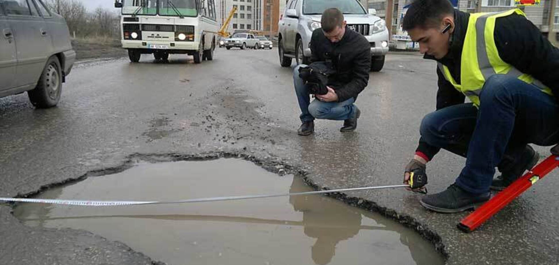 У Кропивницькому чоловік травмувався через яму на дорозі