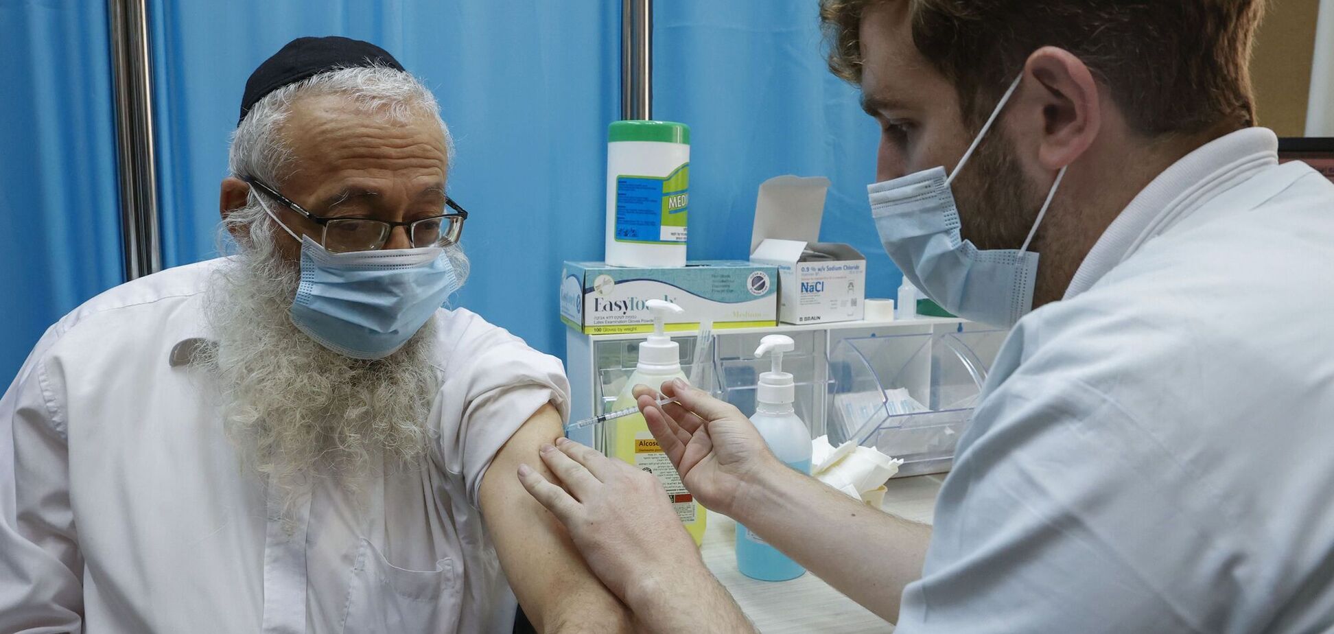 В Ізраїлі заявили, що вакцинація трьома дозами Pfizer в чотири рази ефективніша, ніж двома