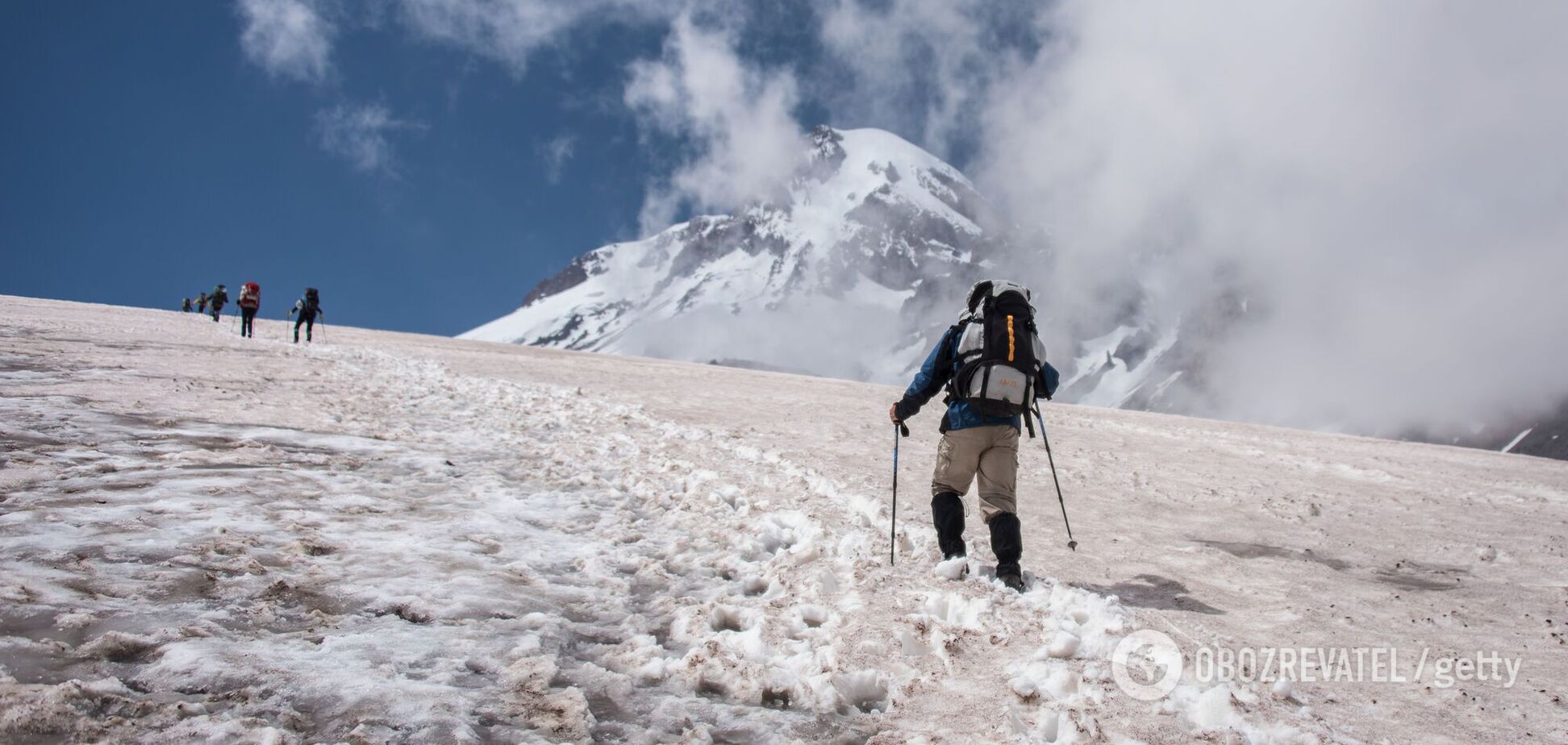 Українські альпіністи потрапили під лавину на горі Казбек, є постраждалі
